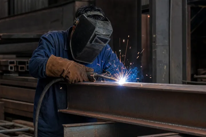 Proses fabrikasi dan pengelasan komponen industri